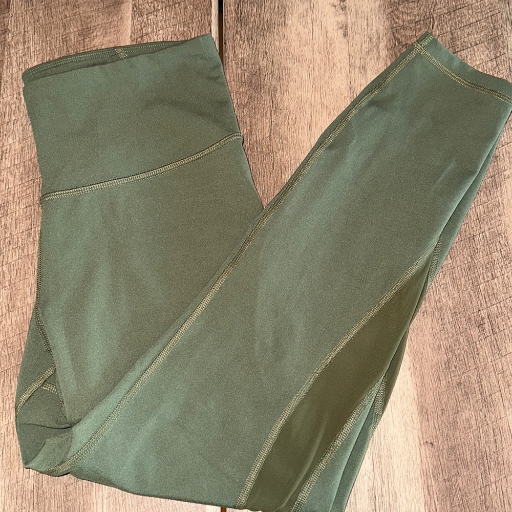 LIKE NEW Old navy olive green elevate legging mesh panel